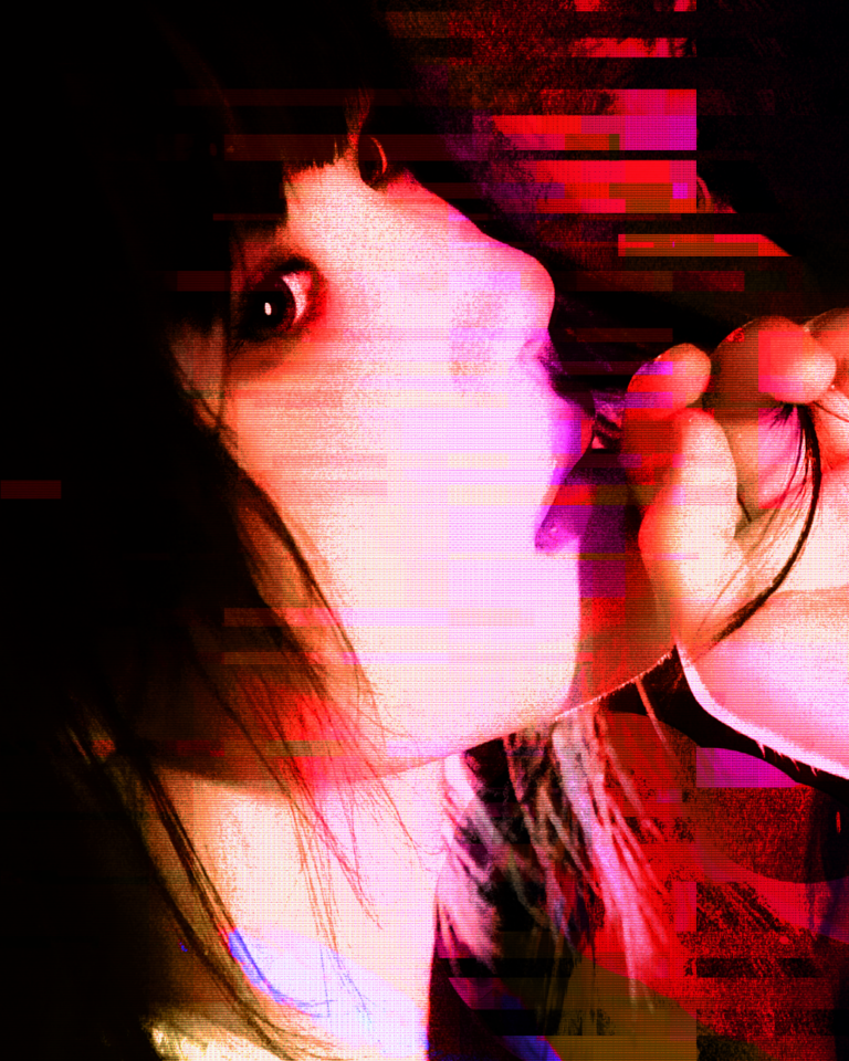 Gesicht hinter rosa Scan-Lines mit horizontalen Datenlücken